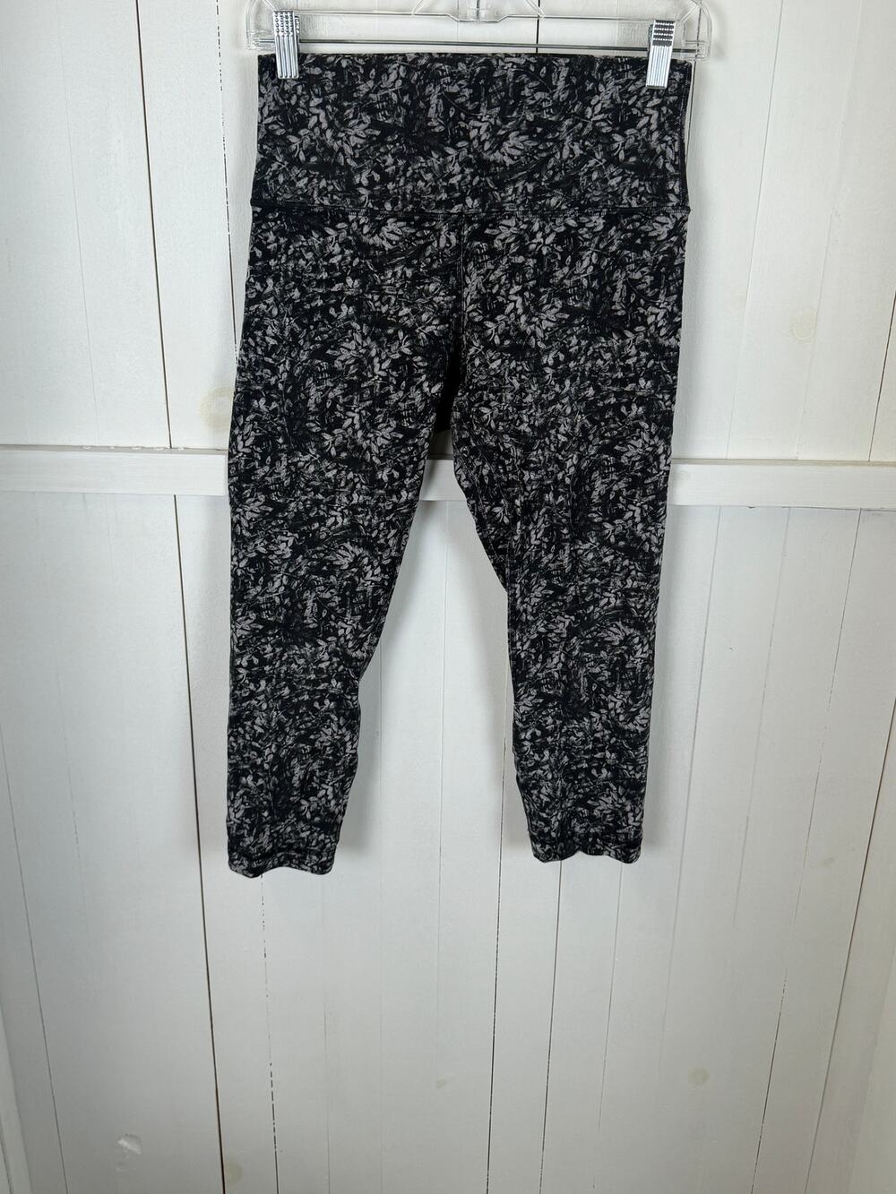 Lululemon Black White Cropped Leggings Size 8 Nylon